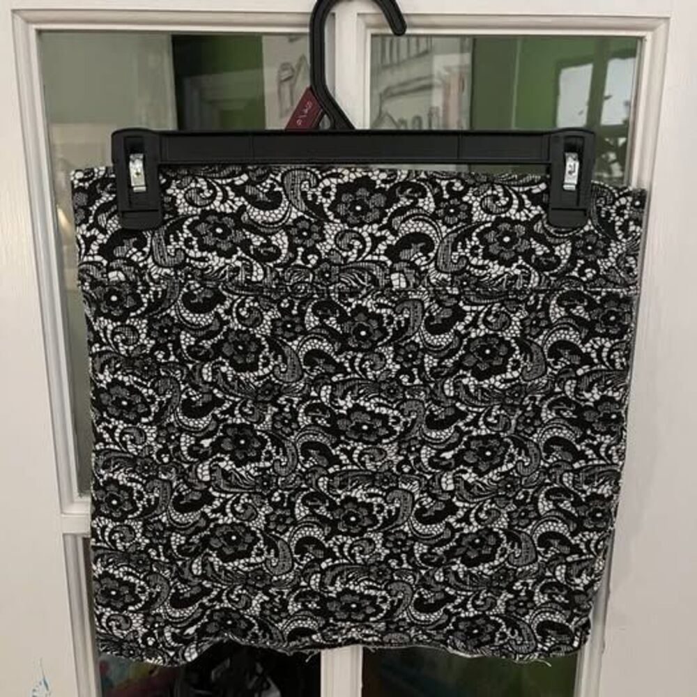Feathers Black and White Lace Print Mini Skirt Size L
